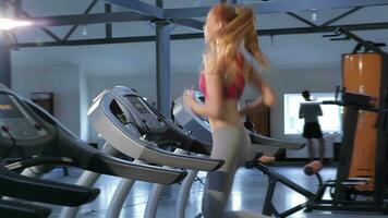 Frau läuft auf Laufband beim das Fitness Center video