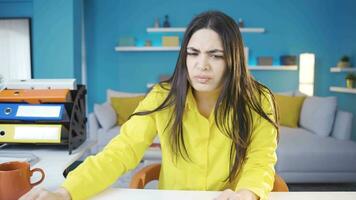 joven negocio mujer trabajando en hogar oficina es frustrado. video