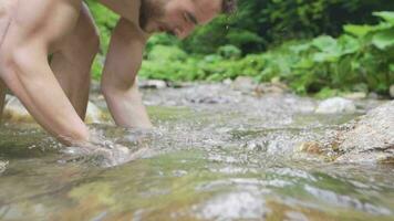 sportif homme dans de face de cascade. lent mouvement. video