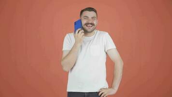 glücklich reden Mann auf das Telefon. video