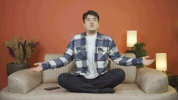 el meditando hombre. video