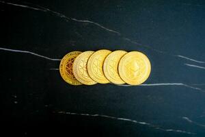 5 5 ethereum monedas eth apilado en un negro mármol antecedentes. foto