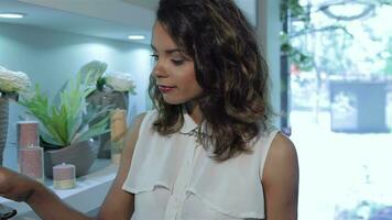 mujer toma un granate desde el plato a flor tienda video