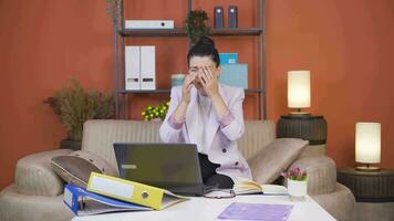 Accueil Bureau ouvrier femme a œil douleur. video