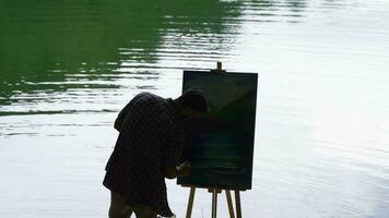 pintor silueta en contra el lago. video