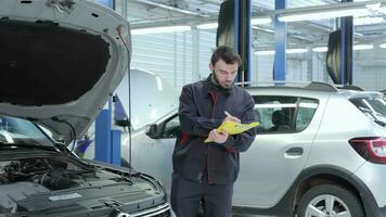 Mechaniker untersucht Auto beim das Bedienung video