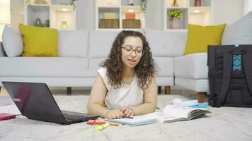 le femelle étudiant qui finitions le devoirs est content et pacifique. video