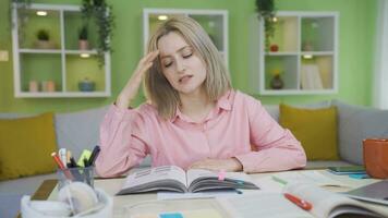 menina com excessivo dever de casa faz não quer para estudar. video