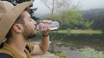 Abenteurer Gehen im das Wald ist Trinken Wasser. video