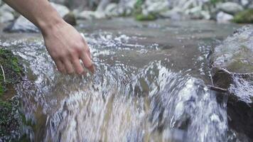 mão jogando com corrente água. lento movimento. video