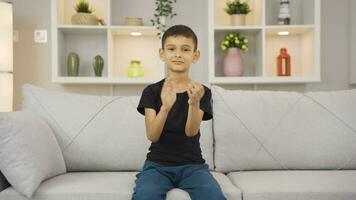jongen klappen op zoek Bij camera feliciteert. video