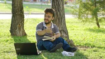 anxieux Université nain étudiant. video