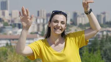 a mulher dançando lado de fora é feliz e alegre. video