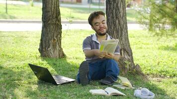 content et de bonne humeur Université nain étudiant en plein air. video