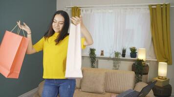 bailando mujer con compras bolsas. video