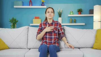 enfermo joven mujer con rápido respiración. el joven mujer no puedo controlar su respiración. video