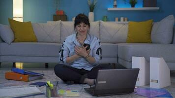 Hem kontor arbetstagare kvinna rör sig med kärlek känslor. video