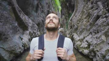 Jeune homme admiratif le canyon. là est une ruisseau. video