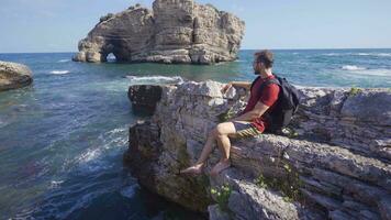 jovem homem assistindo a oceano. video