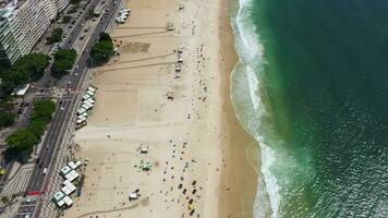 rio de janeiro cidade em ensolarado dia. Copacabana de praia e atlântico oceano. aéreo visualizar. brasil. zangão moscas avançar. Alto ângulo tiro video
