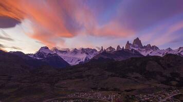 monter fitz Roy, cerro torre et el chalten ville à soir crépuscule. rose des nuages. collines et enneigé montagnes. andes, patagonie, Argentine. bleu heure. aérien hyper laps, temps laps video