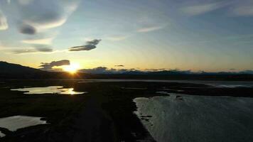 el calafat ville dans patagonie, Argentine à le coucher du soleil dans été. montagnes et Lac argentin. aérien voir. drone mouches en arrière video