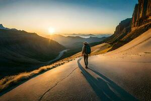 un hombre caminando arriba un montaña a puesta de sol. generado por ai foto