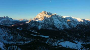 Monte kristallo på soluppgång i vinter. antenn se. sexen dolomiterna, söder tyrolen. Italien. Drönare flugor bakåt och uppåt video