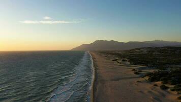 Patara Strand beim Sonnenuntergang. Antenne Sicht. Truthahn. Drohne fliegt rückwärts video