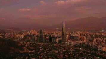 santiago città a sera crepuscolo e ande montagne. blu ora. aereo Visualizza. chile. orbitante video