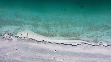 lago Salda costa. burdur província, peru. turco Maldivas. aéreo vertical Careca visualizar. zangão moscas lateralmente video
