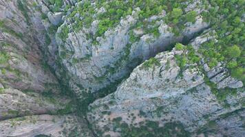 Klippen von tazi Schlucht im Truthahn. Antenne Vertikale von oben nach unten Sicht. Drohne fliegt seitwärts video