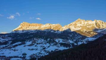 sas dla Kreuz Berg. Dolomit Alpen im Winter beim Sonnenuntergang. Badia, Süd Tirol, Italien. Antenne Zeit Ablauf, hyper Ablauf. Drohne fliegt nach vorne video