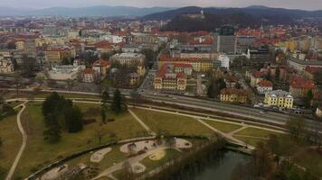 ljubljana stad centrum Aan bewolkt dag. Slovenië, Europa. antenne visie. dar vliegt naar voren, kantelen omhoog. onthullen schot video