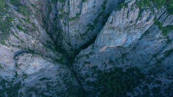 falaises de tazi canyon dans dinde dans Matin crépuscule. bleu heure. aérien verticale de haut en bas voir. drone mouches de côté video