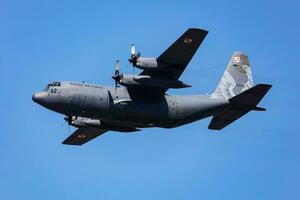 polaco aire fuerza bloqueo c-130 Hércules transporte avión volador. aviación y militar aeronave. foto