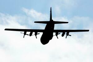 polaco aire fuerza bloqueo c-130 Hércules transporte avión volador. aviación y militar aeronave. foto