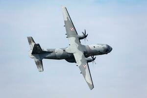 polaco aire fuerza aerobús casa c295 transporte avión volador. aviación y militar aeronave. foto