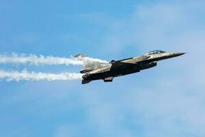 helénico aire fuerza bloqueo F 16 luchando halcón combatiente chorro avión volador. aviación y militar aeronave. foto