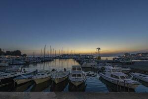 puesta de sol en el puerto de el croata costero pueblo de fazana foto