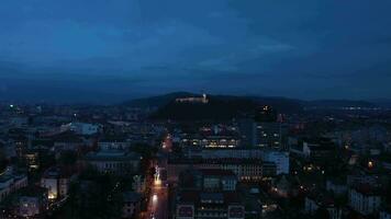 ljubljana stad Centrum på natt. Slovenien, Europa. antenn se. Drönare flugor bakåt och uppåt video