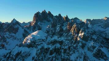 cadini di misurina montanhas às inverno nascer do sol. aéreo visualizar. sexten dolomitas, belluno, Itália. órbita. médio tiro video