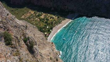 Schmetterling Senke auf sonnig Tag. Antenne Sicht. Türkisch Riviera. Truthahn. Drohne fliegt abwärts entlang das Cliff video