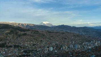 la paz stadsgezicht en illimani berg Bij zonsondergang. Bolivia. breed schot. dag naar nacht tijd vervallen video