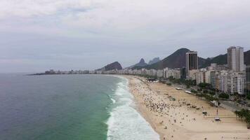 rio de janeiro cidade. Copacabana de praia e atlântico oceano. aéreo visualizar. brasil. zangão moscas frente sobre de praia video