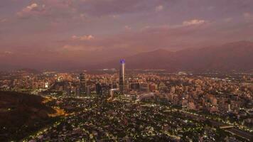 Santiago stad Bij avond schemering en Andes bergen. blauw uur. antenne hyper vervallen, tijd vervallen. Chili. in een baan om de aarde video