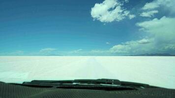 uyuni sal pisos, ver desde el coche. Bolivia soleado día video