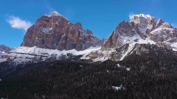 dolomite Alpi nel inverno. Italia. aereo Visualizza. fuco mosche lateralmente video