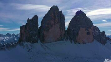 tre cime di lavaredo. das drei Spitzen auf sonnig Tag im Winter. Antenne Sicht. sexten Dolomiten, Süd Tirol. Italien. umkreisen. Aussicht von das Norden video