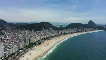 Rio de Janeiro stad Aan zonnig dag. Copacabana strand en atlantic oceaan. antenne visie. Brazilië. dar vliegt achteruit video